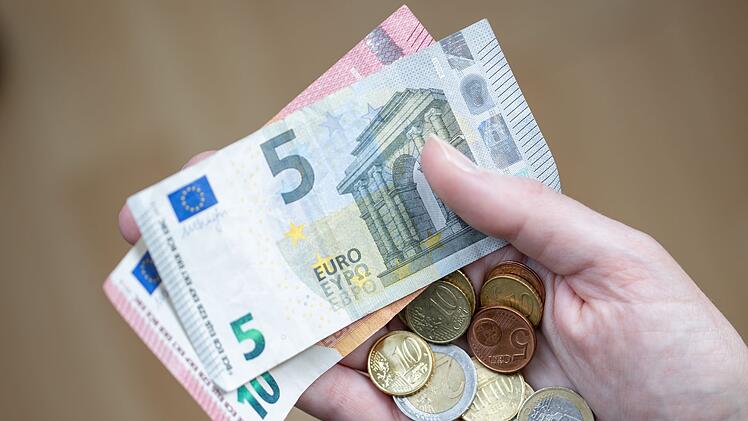 Mit dem Jahreswechsel gibt es einige Änderungen in Deutschland. Einige davon sollen Bürger*innen finanziell entlasten.
