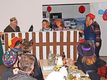 Beim Märchen vom „Aschenputtel“ blieb kein Auge trocken: Hier ist der charmante Prinz (G. Bauernschmitt) im Disput mit den „bösen Schwestern“ (V. Kerner und R. Klemenz).