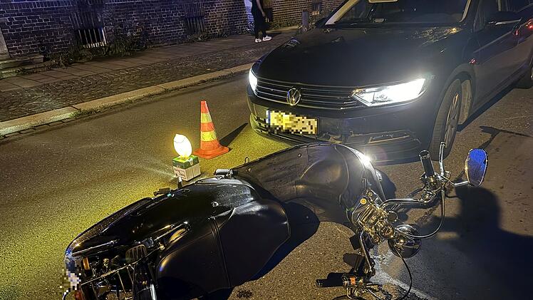 Wilde Verfolgungsfahrt durch Hof: Rollerfahrer kollidiert bei Flucht mit Zivilfahrzeug der Polizei