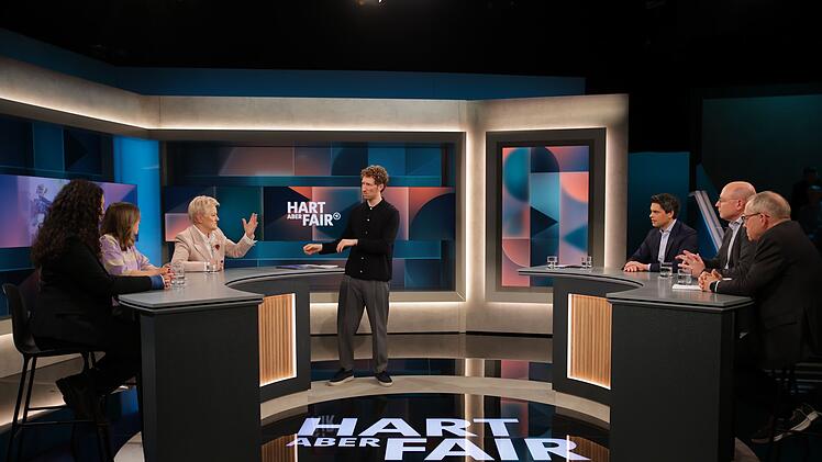 Wie sollte man mit der Masse an retournierten Paketen umgehen? Und wie mit der Billig-Konkurrenz aus China? Dies waren nur einige Fragen, die bei "hart aber fair" am Montagabend zur Diskussion standen.