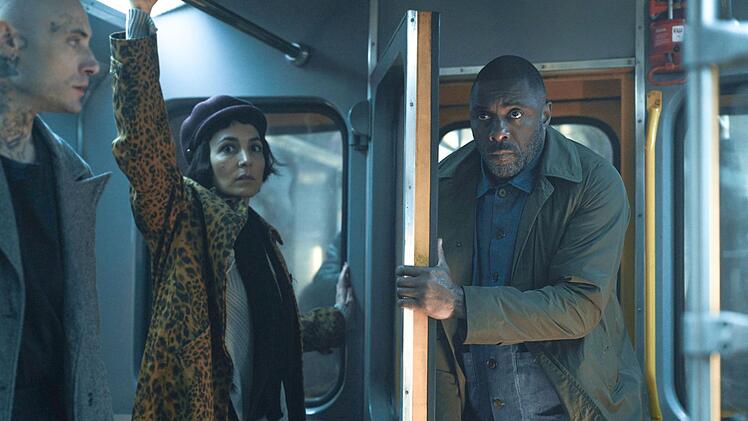 Sam Nelson (Idris Elba) versucht alles, um die Passagier der U5 nach H&ouml;how zu retten.