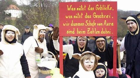 Die Schafherde symbolisiert die Auraer Bürger, die demnächst zur Kasse gebeten werden.