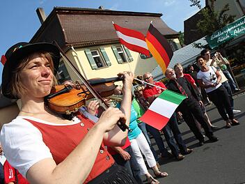 Gemeinsam schmetterten die Adelsdorfer die Europahymne und eröffneten damit das Fest. Fotos:Michael Gründel und Johanna Blum