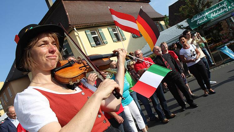 Gemeinsam schmetterten die Adelsdorfer die Europahymne und eröffneten damit das Fest. Fotos:Michael Gründel und Johanna Blum
