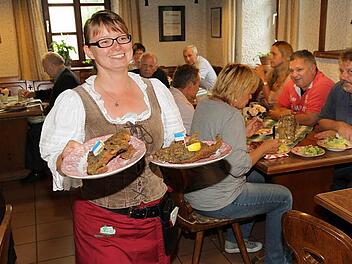 Wer greift da nicht gern zu (Fisch-)Messer und Gabel? Karin Dümmler serviert die ersten Karpfen in Willersdorf.  Foto: Erlwein