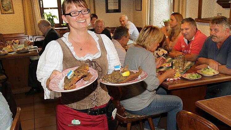 Wer greift da nicht gern zu (Fisch-)Messer und Gabel? Karin Dümmler serviert die ersten Karpfen in Willersdorf.  Foto: Erlwein