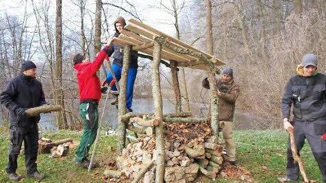 In ruhiger Lage am Waldrand: Mitarbeiter und Betreute des Dominikus-Ringeisen-Werkes Maria Bildhausen bauen einen Lebensturm. Ganz links Michael Bühner, zweiter von rechts Michael Dohrmann.  Foto: Then