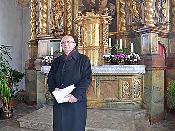Pfarrer i.R. und Geistlicher Rat Wolfgang Scherbel erinnert sich an seine Erstkommunion in seinem Geburtsort Rothenkirchen in der St. Bartholomäus Kirche, in der er am Sonntag, 15. März 16 Uhr sein 50-jähriges Priesterjubiläum mit einem Festgottesdienst feiern wird. Foto: Karl-Heinz Hofmann