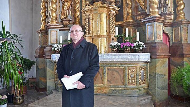 Pfarrer i.R. und Geistlicher Rat Wolfgang Scherbel erinnert sich an seine Erstkommunion in seinem Geburtsort Rothenkirchen in der St. Bartholomäus Kirche, in der er am Sonntag, 15. März 16 Uhr sein 50-jähriges Priesterjubiläum mit einem Festgottesdienst feiern wird. Foto: Karl-Heinz Hofmann