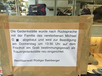 Dieses Hinweisschild hängt nun im Schaufenster des Schuhgeschäfts in der Langen Straße. Foto: Peter Groscurth