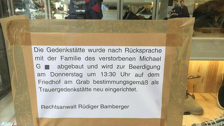 Dieses Hinweisschild hängt nun im Schaufenster des Schuhgeschäfts in der Langen Straße. Foto: Peter Groscurth