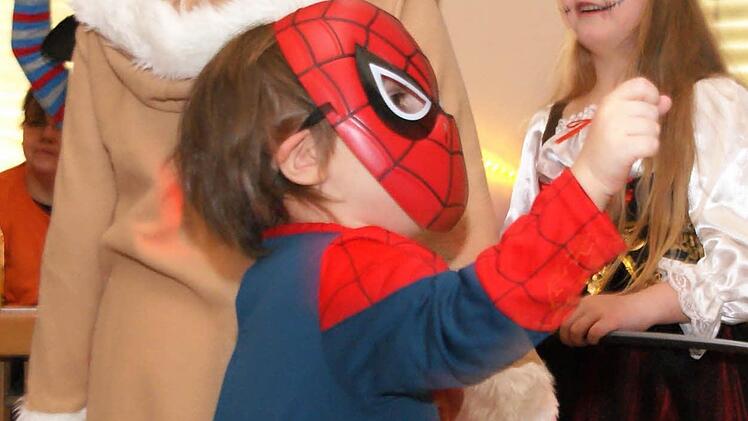 Auch Piratin und Spiderman genossen die fröhlichen Stunden im Pfarrheim. Fotos: Mario Deller