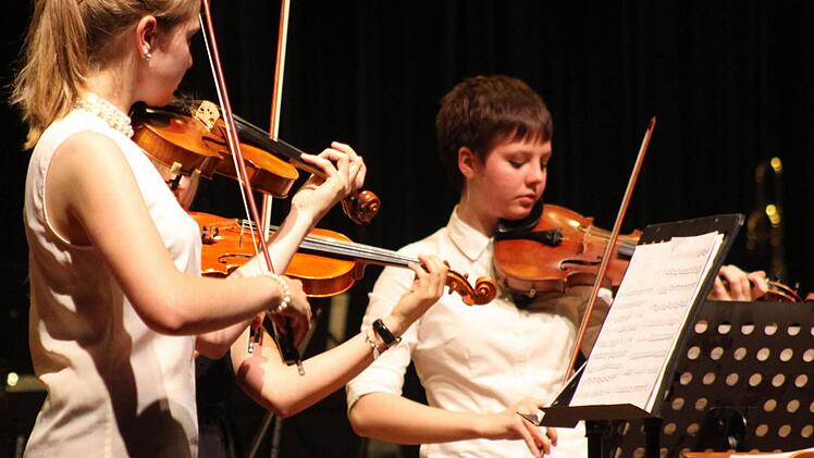 Bei Vivaldis Konzert für vier Violinen und Orchester begeisterten Lena Schaefer, Theresa Popp, Veronika Hahn und Michael Schneider .