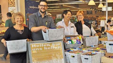 Marina Werner und Edeka-Marktleiter Sebastian Wagner (Mitte) freuten sich, dass sie insgesamt 235 Kundenspenden an Silke Mohler, Vorsitzende der Burgkunstadter Tafel (rechts), und ihre Stellvertreterin Ulli Kuhn (links) &uuml;bergeben konnten. Foto: Ingrid Kohles