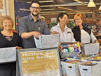 Marina Werner und Edeka-Marktleiter Sebastian Wagner (Mitte) freuten sich, dass sie insgesamt 235 Kundenspenden an Silke Mohler, Vorsitzende der Burgkunstadter Tafel (rechts), und ihre Stellvertreterin Ulli Kuhn (links) übergeben konnten. Foto: Ingrid Kohles