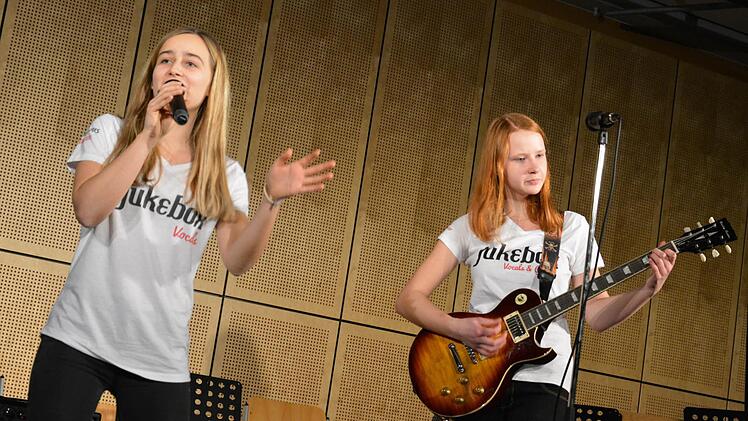 Die Kombo "Jukebox" rockte die altehrwürdige Aula des Gymnasiums gewaltig. Foto: Björn Hein