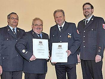 Bernd Böhm (mit Urkunde, l.) und Alexander Öhring (mit Urkunde) wurden mit dem Ehrenzeichen in Gold ausgezeichnet. Es gratulierten Vorsitzender Thomas Heider (l.) und Kommandant Christian Grieshammer. Foto: hs