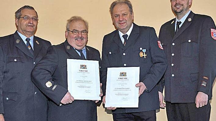 Bernd Böhm (mit Urkunde, l.) und Alexander Öhring (mit Urkunde) wurden mit dem Ehrenzeichen in Gold ausgezeichnet. Es gratulierten Vorsitzender Thomas Heider (l.) und Kommandant Christian Grieshammer. Foto: hs