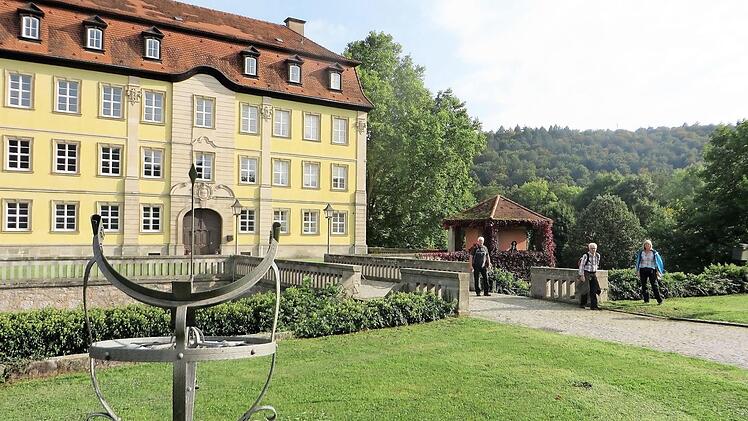 Schloss Gleisenau: Touristen schauen sich das weitläufige Areal mit den imposanten Gebäuden gerne an.