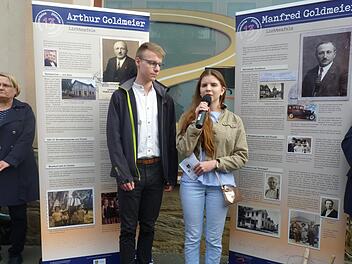 Laura und Lucas vom P-Seminar des Meranier-Gymnasiums informierten  über die Biografien der Brüder Goldmeier. Foto: Corinna Tübel