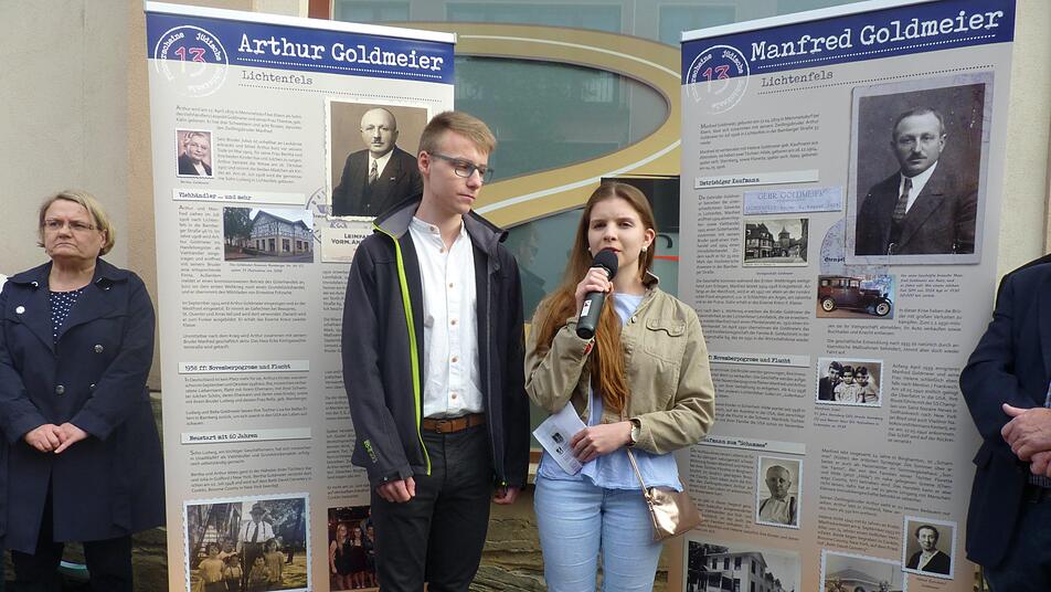 Laura und Lucas vom P-Seminar des Meranier-Gymnasiums informierten über die Biografien der Brüder Goldmeier. Foto: Corinna Tübel Laura und Lucas vom P-Seminar des Meranier-Gymnasiums informierten über die Biografien der Brüder Goldmeier. Foto: Corinna Tübel