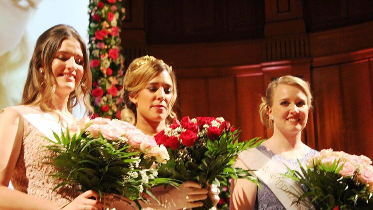 Von links; Rosenprinzessin Dana Rüttger, Rosenkönigin Lynette Schmidt, Rosenprinzessin Dana Rüttger.Werner Vogel
