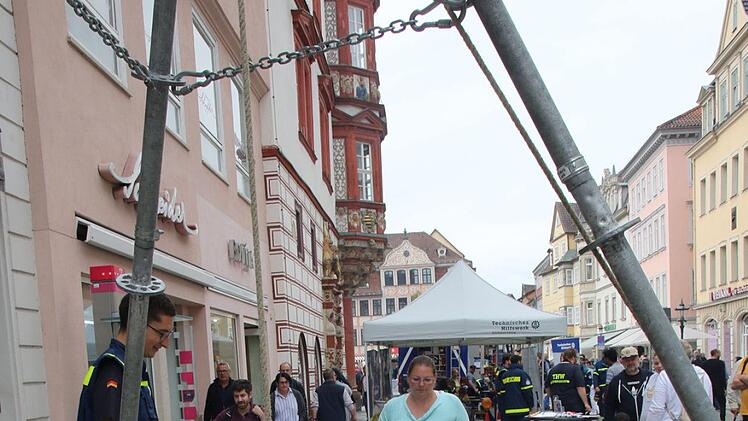 Auch das Schleppen und Stapeln der Sandsäcke gehörte zu den Aufgaben, die bewältigt werden mussten.Michael Stelzner
