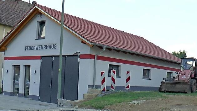 Ehrenamt st&auml;rkt die Gemeinschaft, so wie hier zum Beispiel in Lu&szlig;berg, wo die Ehrenamtlichen der Feuerwehr rund 700 Stunden Eigenleistung in den Umbau des Feuerwehrhauses eingebracht haben.  Foto: Christian Licha