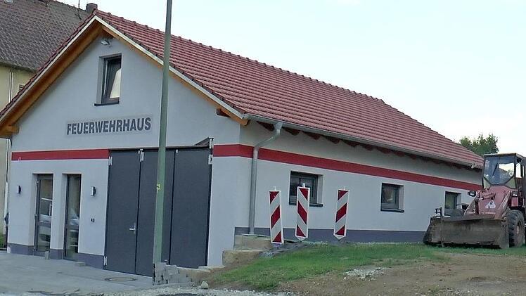 Ehrenamt st&auml;rkt die Gemeinschaft, so wie hier zum Beispiel in Lu&szlig;berg, wo die Ehrenamtlichen der Feuerwehr rund 700 Stunden Eigenleistung in den Umbau des Feuerwehrhauses eingebracht haben.  Foto: Christian Licha