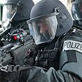 Am Ende mussten Spezialkräfte der Polizei die Wohnung eines älteren Ehepaars stürmen.Symbolfoto: Boris Roessler/dpa