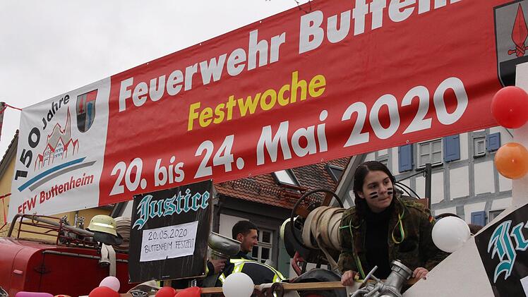 Feuerwehr veranstaltet nach dem Umzug After-Party Foto: Rebecca Ricker