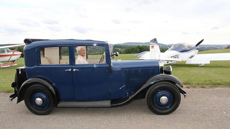 Zwischen Flugzeugen macht sich der Mercedes Typ 170 sehr gut. Foto: Wolfgang Desombre