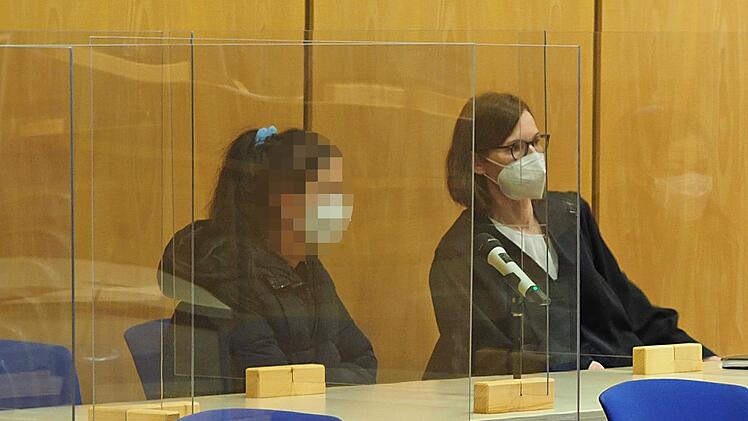 Besonders schweren Raub und gef&auml;hrliche K&ouml;rperverletzung wirft die Staatsanwaltschaft einer jungen Frau (links) aus dem Landkreis Coburg vor.