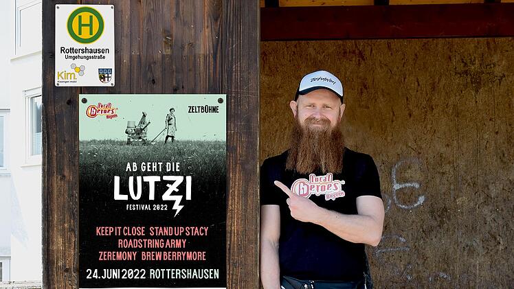 Das "local heroes Bayern"-Team freut sich über seine Top 5. "Brew Berrymore", "Stand Up Stacy", "Zeremony", "Keep it close" und "Roadstring Army" ziehen ins Landesfinale 2022 ein. Zu sehen sind sie in Rottershausen. Foto: Dani Red