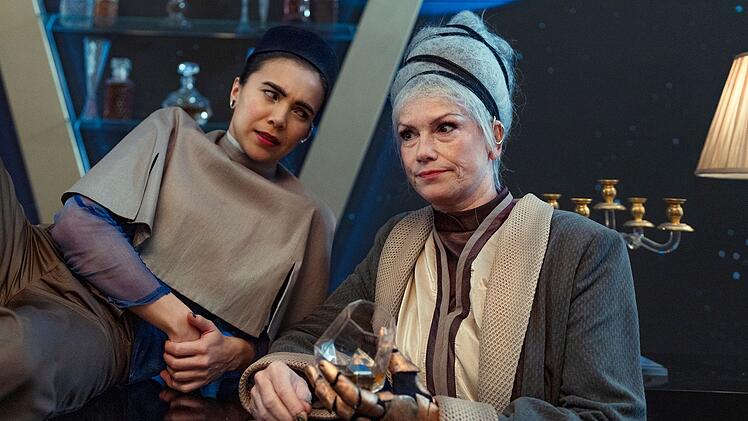 Die Angestellte Yakumi (Silke Sollfrank, links) und Dauergast Vero Sue (Sabine Vitua) sehen das "Stardust Hotel" als ihre Heimat an.