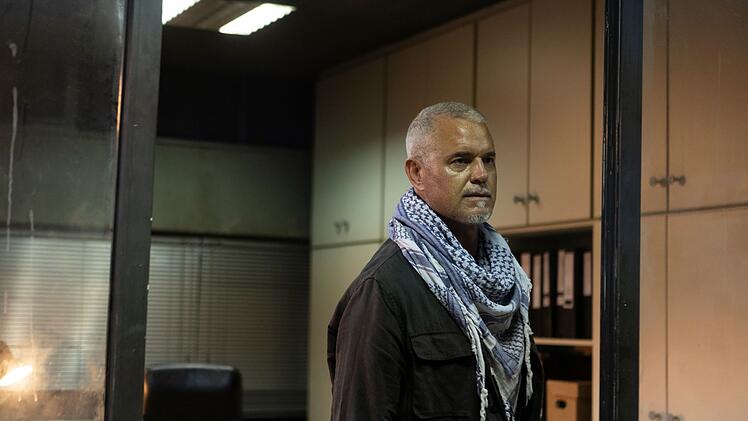 Der Anfang 2026 verstorbene Schauspieler Eric Dane spielt in der Miniserie eine seiner letzten Rollen. Als CIA-Agent Martin soll er am au&szlig;er Kontrolle geratenen Flughafen in Kabul herausfinden, welche Gefahren von au&szlig;en drohen, und diese abwenden. Offenbar hat der IS einen Anschlag geplant.