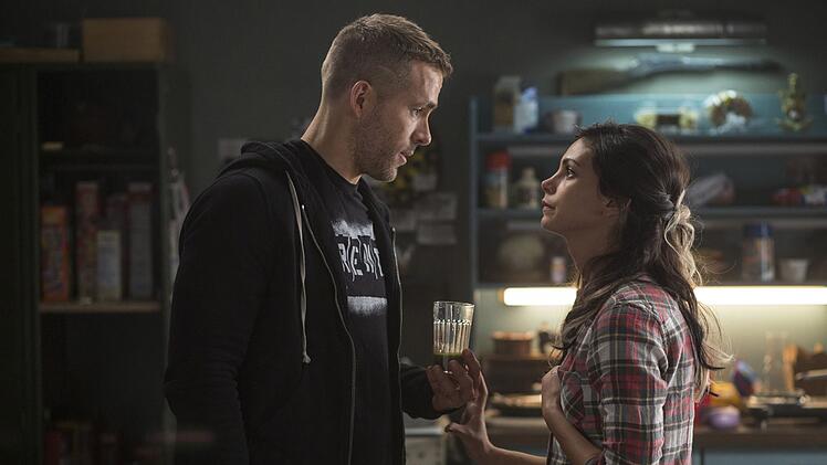 Wade (Ryan Reynolds) bekommt die Diagnose, er habe Krebs im Endstadium. Ein Schock f&uuml;r ihn und seine Freundin Vanessa (Morena Baccarin).