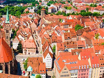 Luftaufnahme der N&uuml;rnberger Altstadt mit historischen Geb&auml;uden