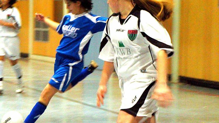 Ines Lambrecht (1. FC Schweinfurt 05, rechts) kann nicht verhindern dass Anna-Lena Issing das 2:1 für den ETSV Würzburg erzielt. Foto: Thomas