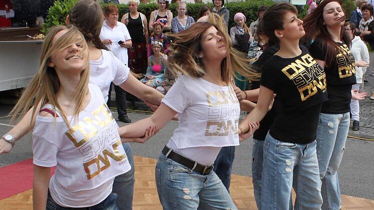 Musik und Tanz gehörten zum Programm des Tages der Pflege in Haßfurt. Hier tritt die Breakdance-Gruppe aus Königsberg auf. Die jungen Leute brachten viel Schwung in die Veranstaltung der Sozialstation. Foto: Klaus Schmitt