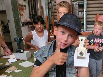 Einen Zettelhalter mit einer Murmel haben die Kinder beim Ferienprogramm in der Schreinerei Krug gebaut.  Foto: Krug