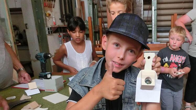 Einen Zettelhalter mit einer Murmel haben die Kinder beim Ferienprogramm in der Schreinerei Krug gebaut.  Foto: Krug