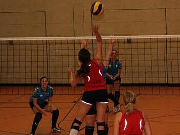 Hannah Zametzer (am Ball) und Martina Hitz beim Angriff.  Fotos: privat