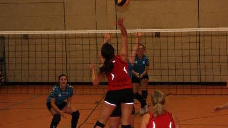 Hannah Zametzer (am Ball) und Martina Hitz beim Angriff.  Fotos: privat