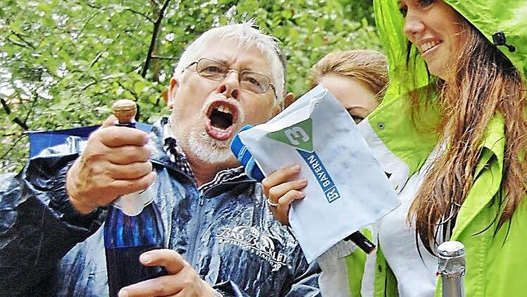 Am Ende hat es nicht gereicht, zum Bayern-3-Dorffest, aber die Veranstaltungen waren sicherlich ein Highlight für die Bürger und auch für Bürgermeister Wolfgang Back, der mit seinem Schlachtfruf:"Bühne frei für Bayern 3, Bad Bocklet ist dabei" mitmachte. Foto: Archiv/Sigismund von Dobschütz