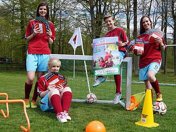 Flyer, Plakate und gute Laune: Johanna Bausewein (vorne links) und ihre Mitstreiterinnen vom TSV Ebenhausen machen im großen Stil Werbung für den Tag des Mädchenfußballs beim TSV Ebenhausen am Vatertag. Foto: Christina Dees