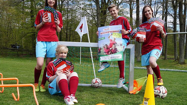 Flyer, Plakate und gute Laune: Johanna Bausewein (vorne links) und ihre Mitstreiterinnen vom TSV Ebenhausen machen im großen Stil Werbung für den Tag des Mädchenfußballs beim TSV Ebenhausen am Vatertag. Foto: Christina Dees