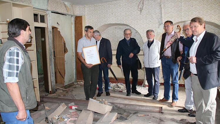 Genossenschaftsmitglieder im ehemaligen Ladengeschäft des Reißmannshauses.