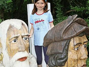 Die 8-j&auml;hrige Hilda zwischen den &uuml;berdimensionalen Skulpturen des Bildhauers Wolfgang Schott