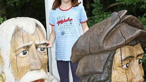 Die 8-j&auml;hrige Hilda zwischen den &uuml;berdimensionalen Skulpturen des Bildhauers Wolfgang Schott